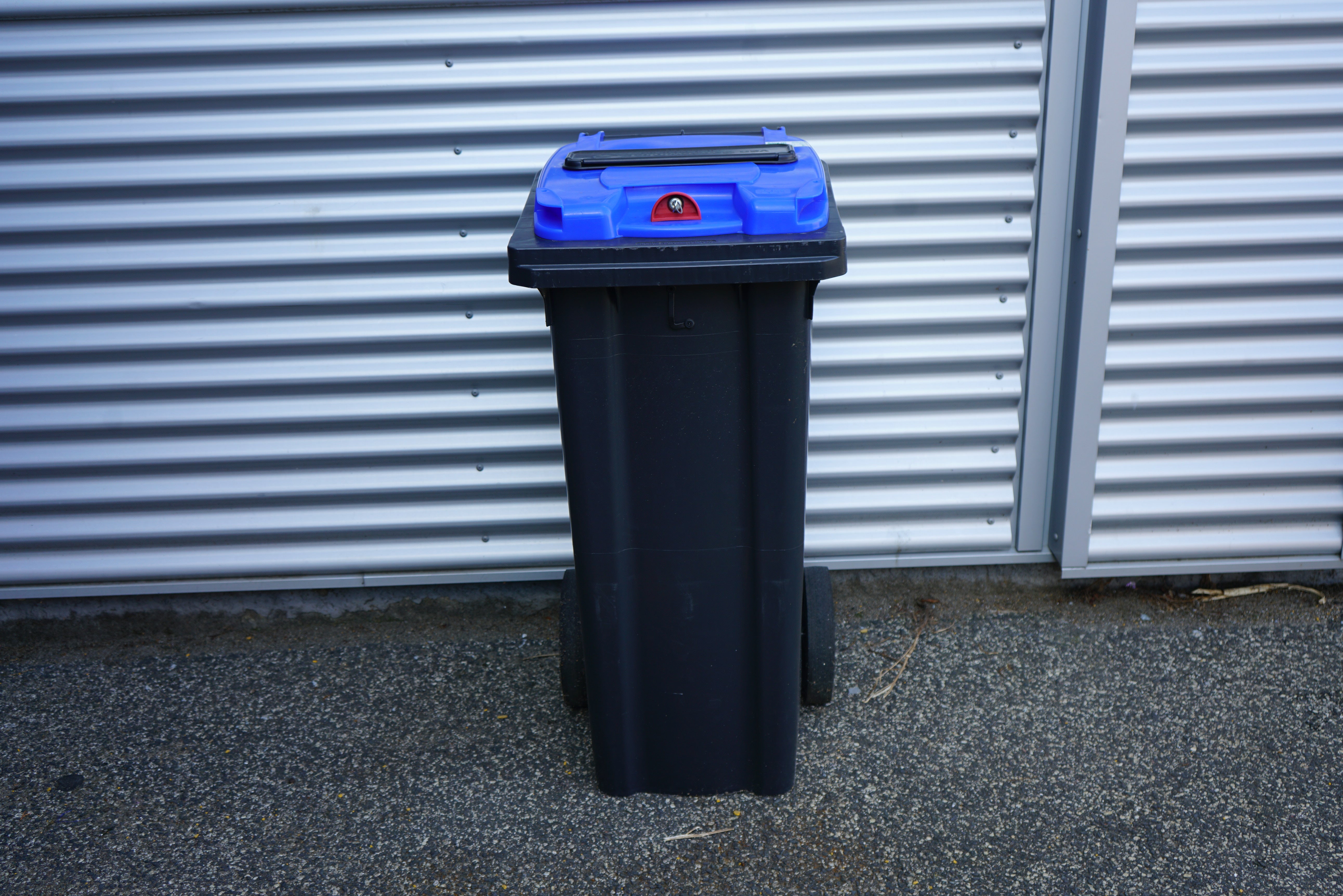 Blå affaldscontainer 140 liter med hjul set forfra – robust skraldespand til udendørs affaldssortering